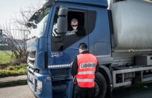 Şofer român de TIR izolat în „zona roşie” de coronavirus, în Italia: „O să mă dea patronul afară!”
