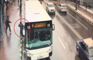 Bunicuţă cu picioarele strivite, prinsă sub roţi când cobora din autobuz, într-o staţie din Suceava