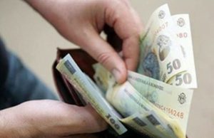 Câţi bani ar putea primi de la stat părinţii nevoiţi să stea acasă cu cei mici