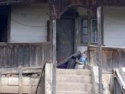 Strigăt de disperare – doi copii fără părinți locuiesc într-o casă care stă să cadă!