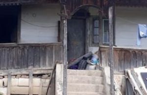 Strigăt de disperare – doi copii fără părinți locuiesc într-o casă care stă să cadă!