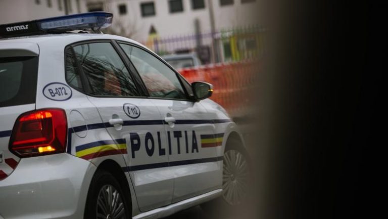 Dosar penal pentru o persoană aflată în carantină, care a aruncat bani pe geamul hotelului unde era izolată