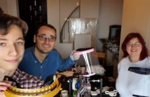 Mai mulţi elevi din Galaţi fabrică măşti şi viziere pentru spitale. În curând vor produce şi componente pentru ventilatoare
