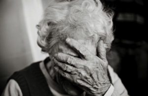 Bătrână din Brașov, izolată în casă: ‘Vă rog, îmi este foame! Vă dau banii când iau pensia’