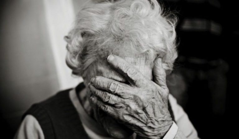 Bătrână din Brașov, izolată în casă: ‘Vă rog, îmi este foame! Vă dau banii când iau pensia’