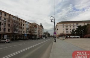 Craiova stă acasă! Orașul este gol. Strazile și trotuarele sunt dezinfectate, la fel și stațiile de autobuz sau tramvai, iar în supermarketuri se intră cu restricție