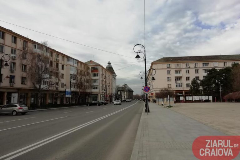 Craiova stă acasă! Orașul este gol. Strazile și trotuarele sunt dezinfectate, la fel și stațiile de autobuz sau tramvai, iar în supermarketuri se intră cu restricție