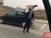 Polițișt doljean prins în fapt în timp ce arunca gunoi pe un câmp de lângă Craiova. Tras la răspundere de un cetățean, acesta a declarat ca arunca niște pui de pisic. Omul legii este cercetat acum de superiori