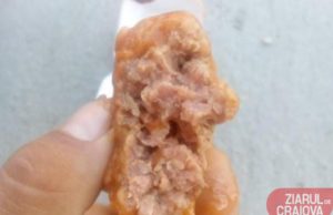 Mancare groaznica, crudă și gândaci pe jos în centrul de carantina de la Bechet. Sunt imagini și acuzatii primite de la cei izolați acolo de 10 zile. Printre ei și o mama cu un bebeluș de trei luni care ar fi avut probleme din cauza hranei