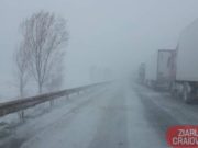 Viscolul creează probleme în Dolj. Majoritatea drumurilor județene blocate, sute de oameni fără curent. Autoritățile județene încearcă sa deszapezeasca contra vantului puternic