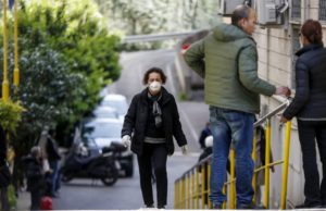 Aproape jumătate dintre decesele provocate de coronavirus în Italia, survenite la persoane de peste 80 de ani