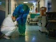 Medicii din Arad, strigăt de disperare după ce primul om a murit de Covid19: „Toată secția ATI plânge. Nu avem nimic, ni se dă o mască pe toată tura”