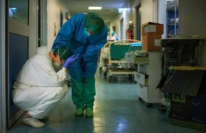 Medicii din Arad, strigăt de disperare după ce primul om a murit de Covid19: „Toată secția ATI plânge. Nu avem nimic, ni se dă o mască pe toată tura”