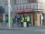 Tânăr călare pe cal în centrul Iașiului, venise de la ţară, că îi născuse nevasta și nu mai circulă autobuzele
