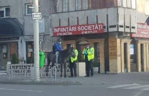 Tânăr călare pe cal în centrul Iașiului, venise de la ţară, că îi născuse nevasta și nu mai circulă autobuzele