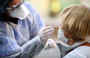 Plasma de la cei vindecați de COVID-19 ar putea fi tratamentul miraculos pentru cei infectați