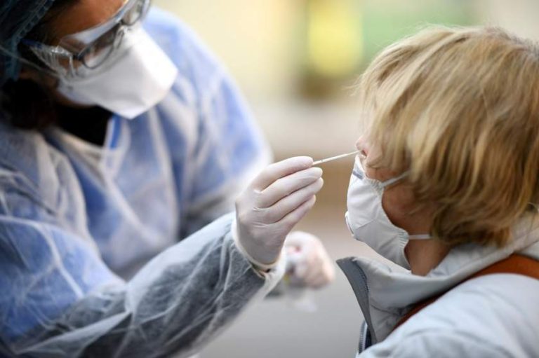 Plasma de la cei vindecați de COVID-19 ar putea fi tratamentul miraculos pentru cei infectați