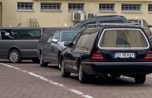 Dricurile au așteptat morţii, în faţa Spitalului Judeţean Suceava