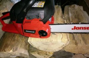 Tânăr din Vaslui tăia lemne cu drujba în apartament şi l-a rupt cu bătaia pe vecinul care l-a rugat să se oprească