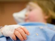 O fetiţă de nici 2 ani, în comă la spital după ce a mâncat alune. Copila luptă să supravieţuiască