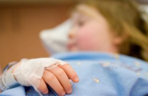 O fetiţă de nici 2 ani, în comă la spital după ce a mâncat alune. Copila luptă să supravieţuiască