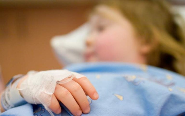 O fetiţă de nici 2 ani, în comă la spital după ce a mâncat alune. Copila luptă să supravieţuiască