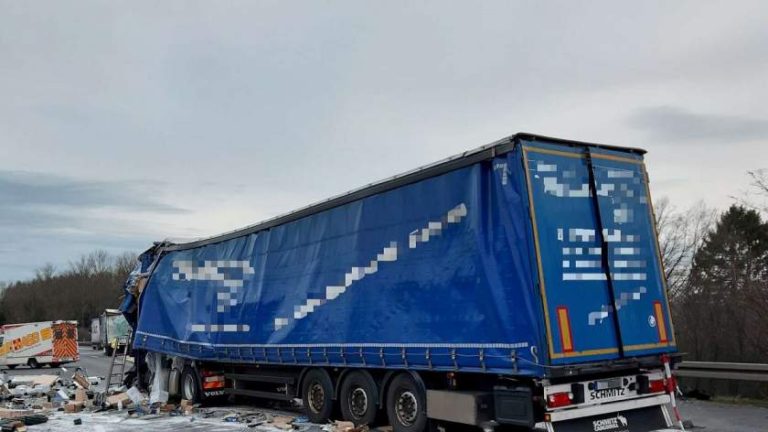 Şofer român de TIR mort în Germania, strivit în cabină. A intrat în plin în două camioane