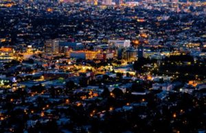 Mod inedit de susținere a medicilor! Duminică seară, la ora 22.00, românii ies la ferestre și luminează cu telefoanele