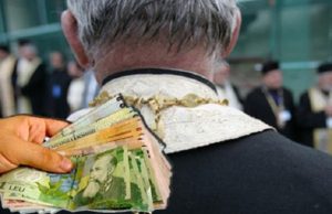 Amezi pentru preoții care nu respectă legea. Paroh amendat pentru slujba cu credincioși