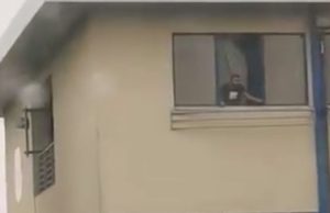 Scandal la un centru de carantină din Prahova. Oamenii vor să iasă din camere