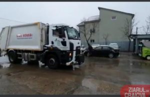 JOS PĂLĂRIA |Mesajul „Stați acasă” apare pe toate autogunoierele din Craiova (Video)