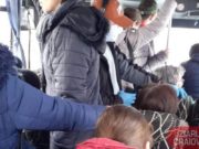 Doljeni îndesati ca sardinele într-un microbuz de transport persoane. Imaginea apare într-o perioada plina de restricții de circulație din cauza coronavirusului