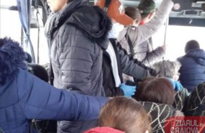 Doljeni îndesati ca sardinele într-un microbuz de transport persoane. Imaginea apare într-o perioada plina de restricții de circulație din cauza coronavirusului