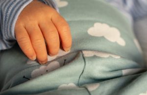 Tineri din Gorj aflați în izolare, acuzații grave la adresa autorităților: Copilul nostru trăiește cu apă cu zahăr