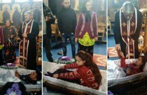 Tineri băgaţi în sicriu şi puşi să jure pe Biblie, ritual scandalos într-o biserică din Huedin
