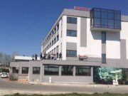 Protest într-un centru de carantină din Craiova. S-au urcat pe clădire