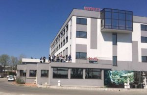 Protest într-un centru de carantină din Craiova. S-au urcat pe clădire