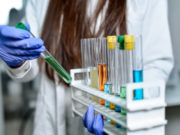 O companie americană susținută de Bill Gates va începe testarea unui vaccin împotriva covid-19