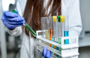 O companie americană susținută de Bill Gates va începe testarea unui vaccin împotriva covid-19