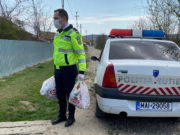 O bătrână din Vaslui a sunat la 112 și a spus că nu are mâncare. Polițiștii i-au dus alimente acasă