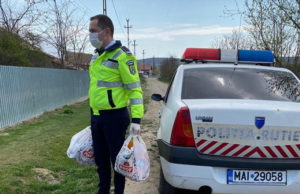 O bătrână din Vaslui a sunat la 112 și a spus că nu are mâncare. Polițiștii i-au dus alimente acasă