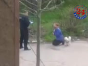 Abuzurile celor în uniformă se țin lanț! O femeie în genunchi, amendată de un poliţist pentru că nu bifase o casuță pe declaraţia de proprie răspundere..