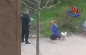 Abuzurile celor în uniformă se țin lanț! O femeie în genunchi, amendată de un poliţist pentru că nu bifase o casuță pe declaraţia de proprie răspundere..