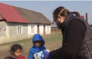 Părintele Dan Damaschin, bolnav de diabet, ajută mii de copii nevoiași cu mâncare, haine și jucării