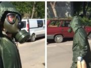 Un sătmărean a ieșit la piață costumat din cap până în picioare și cu masca de gaze pe față, în a doua zi de Paște