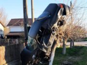 Un tânăr din Crâmpoia a „urcat” cu maşina în copac