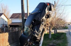 Un tânăr din Crâmpoia a „urcat” cu maşina în copac