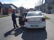 Bătrână urcată în mașina de poliție cu tot cu declarație!