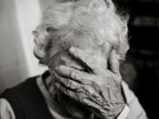 Bătrână amendată cu 1.000 de lei pentru că a întârziat 10 minute la cumpărături