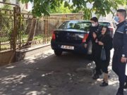 Polițiști-eroi pentru o bătrânică bolnavă din București. I-au cumpărat medicamentele și au dus-o acasă, după ce femeii i s-a făcut rău în fața farmaciei